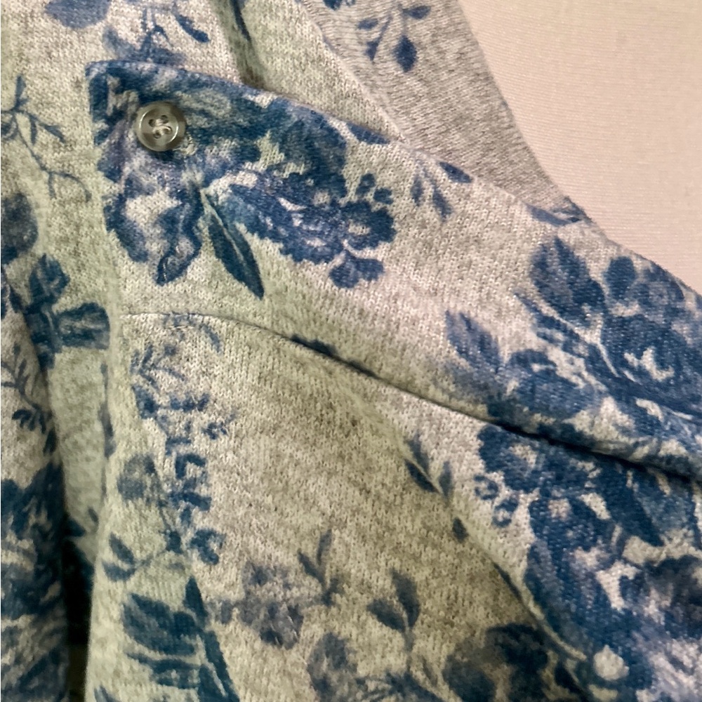 👩🏽‍🍼BEST NURSING SWEATER EVER. Size M Jessica Simpson. Multiple ways to wear. - Picture 10 of 15